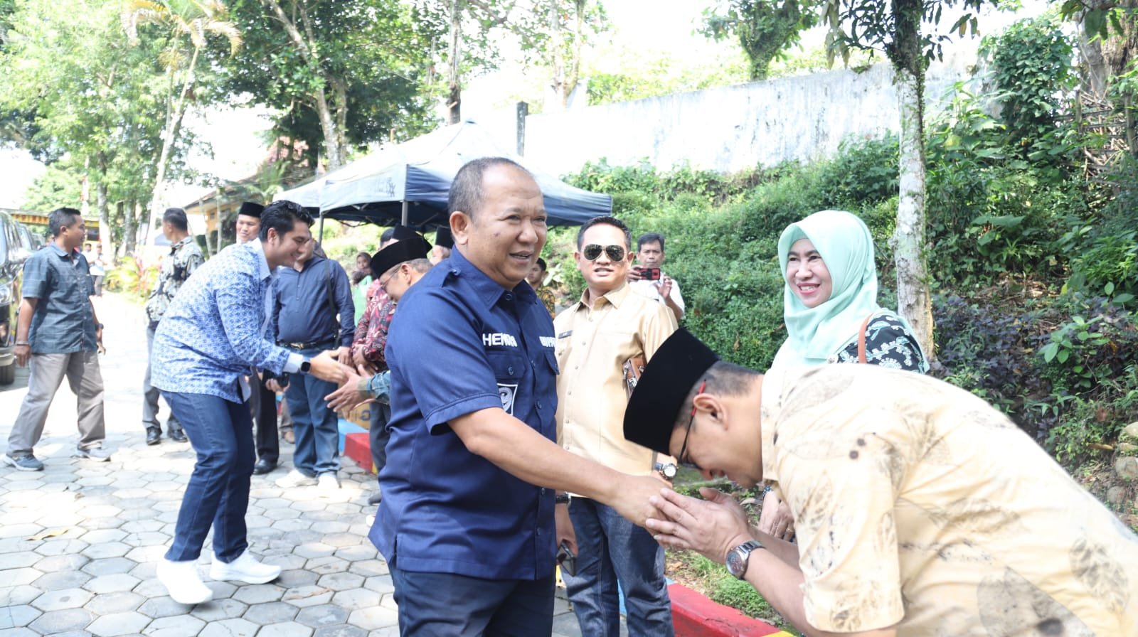 Bupati Jember Hendy Siswanto, berjabat tangan dengan warga dalam kegiatan Halalbihalal. (Foto: Diskominfo Jember)
