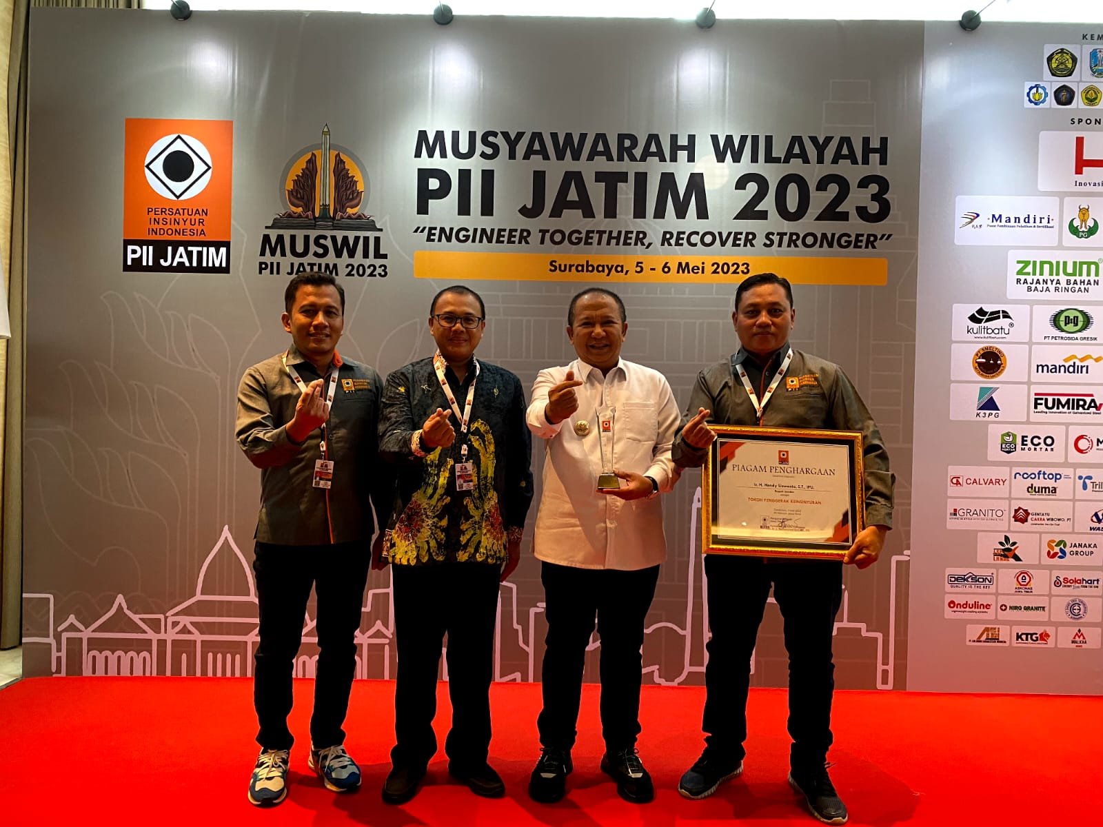 Bupati Jember Hendy Siswanto, saat menerima penghargaan. (Foto: Diskominfo Jember)