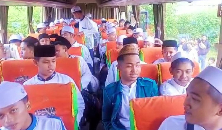 Detik-detik santri PP Salafiyah Syafi'iyah asal Kabupaten Jember berangkat Baja.