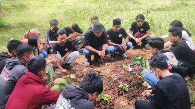 Rarusan buruh dipimpin Pembina SBMB saat ziarah ke makam salah seorang rekannya yang meninggal pada Minggu, 30 April 2023.