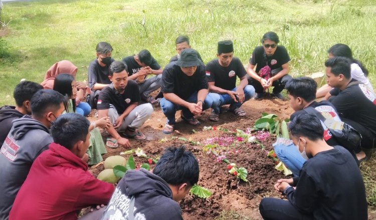 Rarusan buruh dipimpin Pembina SBMB saat ziarah ke makam salah seorang rekannya yang meninggal pada Minggu, 30 April 2023.