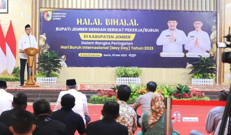 Wabup Jember, MB Firjaun Barlaman, saat memberikan sambutan dalam kegiatan Halalbihalal dalam rangka memperingati May Day 2023 di Aula PB Soedirman