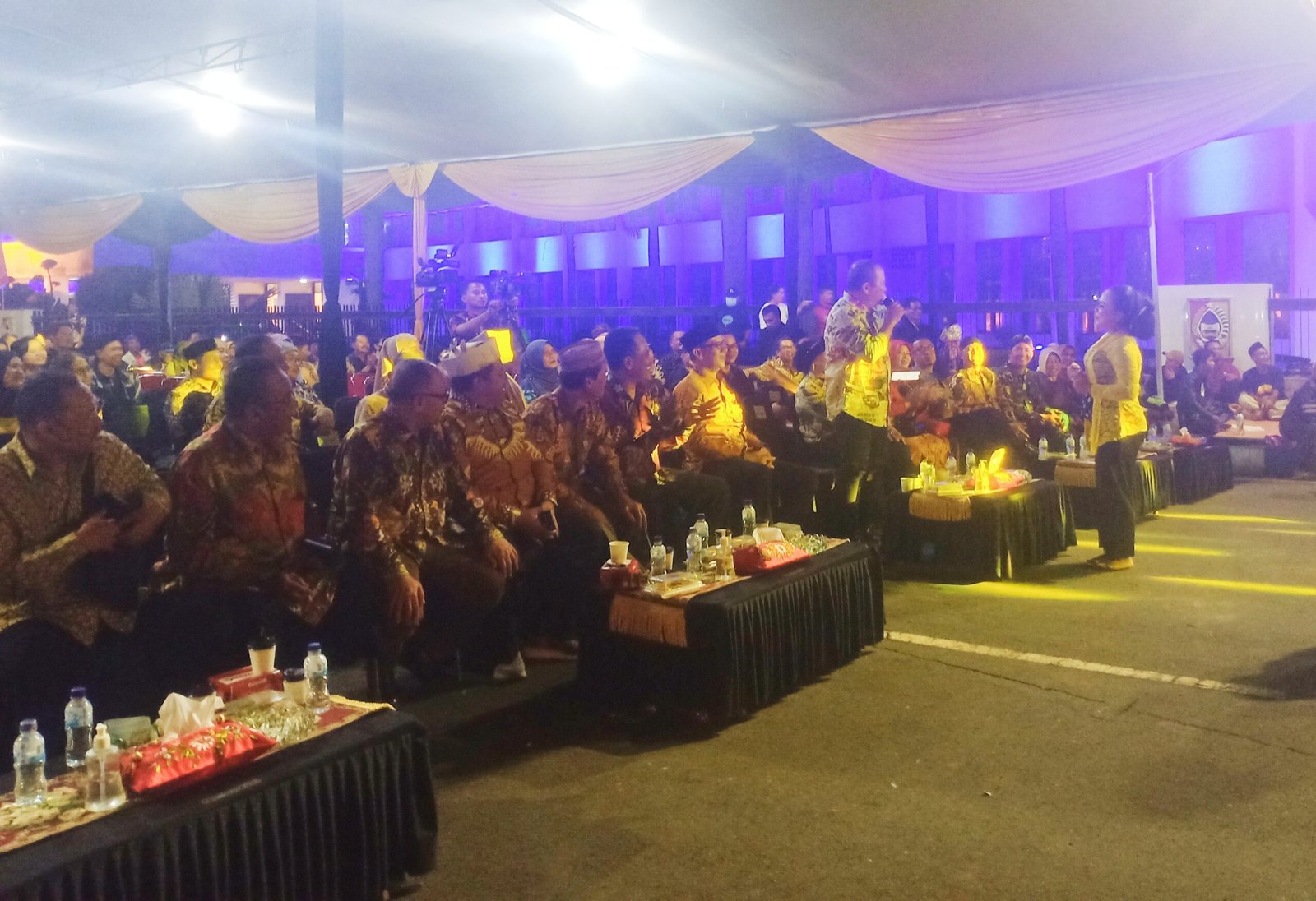 Bupati Jember Hendy Siswanto, saat menyanyikan lagu Campursari dalam acara Pentas Seni Wayang Kulit di Alun-alun Kota