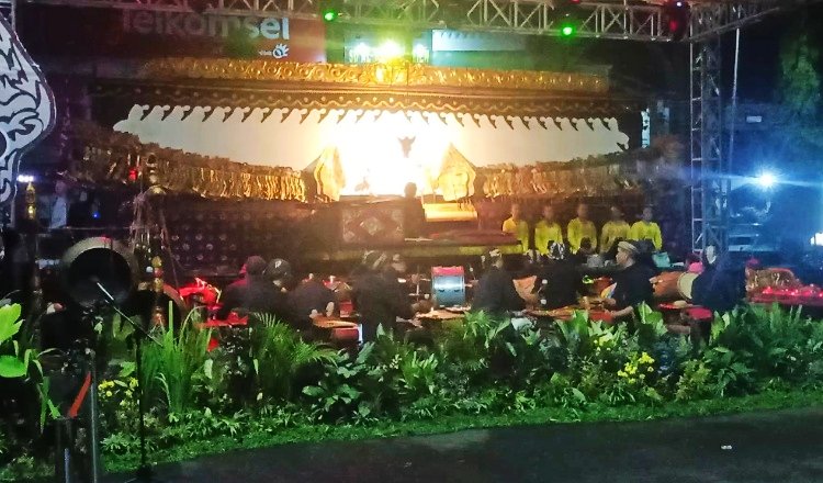 Pentas Seni Wayang Kulit di Alun-alun Kota, Selasa (2/5/2023).