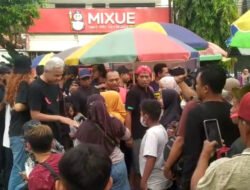Nyam! Ganjar Pranowo Kepincut Nasi Pecel Warga Jember