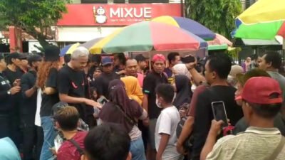 Nyam! Ganjar Pranowo Kepincut Nasi Pecel Warga Jember