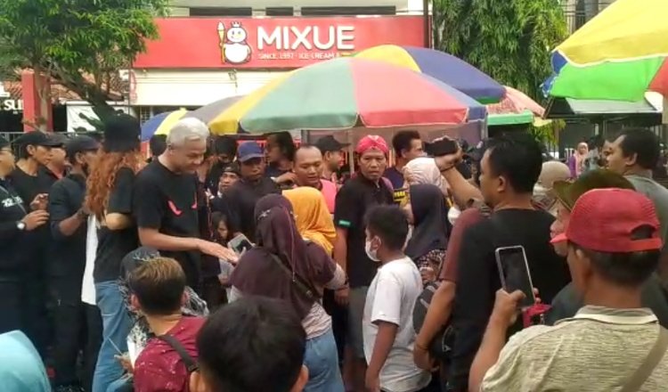 Bacalon Presiden Republik Indonesia, Ganjar Pranowo, dikerumuni warga saat olahraga lari pagi di Kabupaten Jember. (Foto: Istimewa)