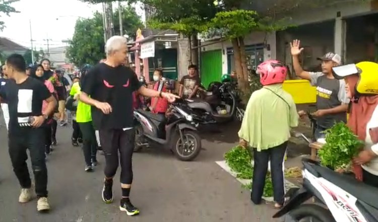 Bacalon Presiden Republik Indonesia, Ganjar Pranowo, olahraga lari pagi sambil menyapa pedagang sayur di Kabupaten Jember