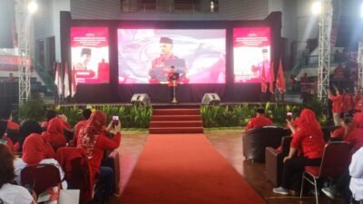 Bacalon Presiden RI, Ganjar Pranowo, saat mengungkapkan pesan Megawati dalam acara Konsolidasi dan Sosialisasi PDI Perjuangan di GOR Kaliwates, Minggu (7/5/2023).