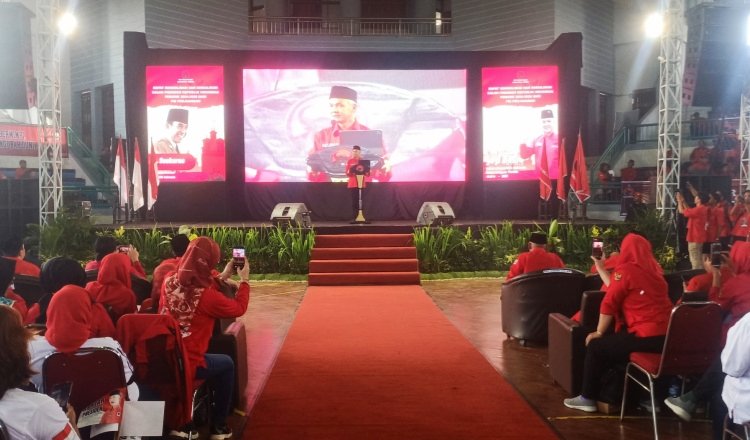 Bacalon Presiden RI, Ganjar Pranowo, saat mengungkapkan pesan Megawati dalam acara Konsolidasi dan Sosialisasi PDI Perjuangan di GOR Kaliwates, Minggu (7/5/2023).