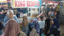 Salah satu UMKM yang laris manis diserbu warga dalam Parade Budaya dan Pentas Seni di Alun-alun Kota, Jumat (12/5/2023). (Foto: Diskominfo Jember)