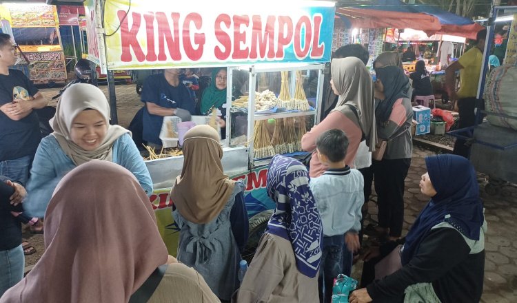Salah satu UMKM yang laris manis diserbu warga dalam Parade Budaya dan Pentas Seni di Alun-alun Kota, Jumat (12/5/2023). (Foto: Diskominfo Jember)