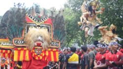 Ogoh-ogoh dan Reog dalam Parade Budaya Pemkab Jember - Jembrana. (Foto: Diskominfo Jember)