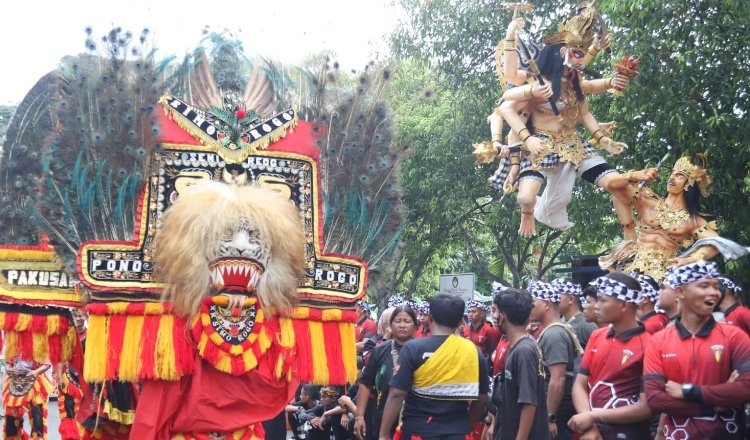 Ogoh-ogoh dan Reog dalam Parade Budaya Pemkab Jember - Jembrana. (Foto: Diskominfo Jember)