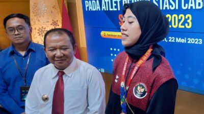 Bupati Jember Hendy Siswanto, foto bersama Megawati Hangestri Pertiwi, usai prosesi penyerahan bonus. (Foto: Diskominfo Jember)