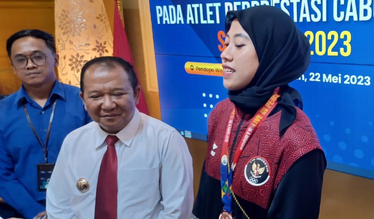 Bupati Jember Hendy Siswanto, foto bersama Megawati Hangestri Pertiwi, usai prosesi penyerahan bonus. (Foto: Diskominfo Jember)