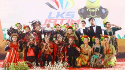 Gubernur Jawa Timur Khofifah Indar Parawansa, usai membuka LKS SMK di GOR 45 Politeknik Jember. (Foto: Istimewa)