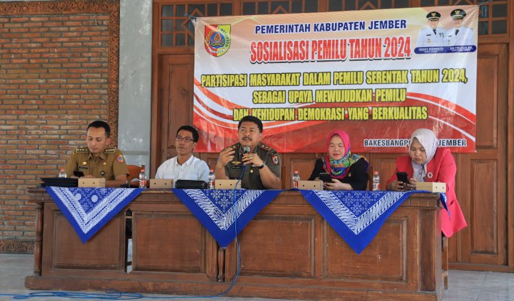 Kepala Bakesbangpol Jember, Edi Budi Susilo, dalam kegiatan Sosialisasi Pemilu 2024 di Desa Bagorejo, Kecamatan Gumukmas, Selasa (30/5/2023). (Foto: Diskominfo Jember - ZONA INDONESIA)