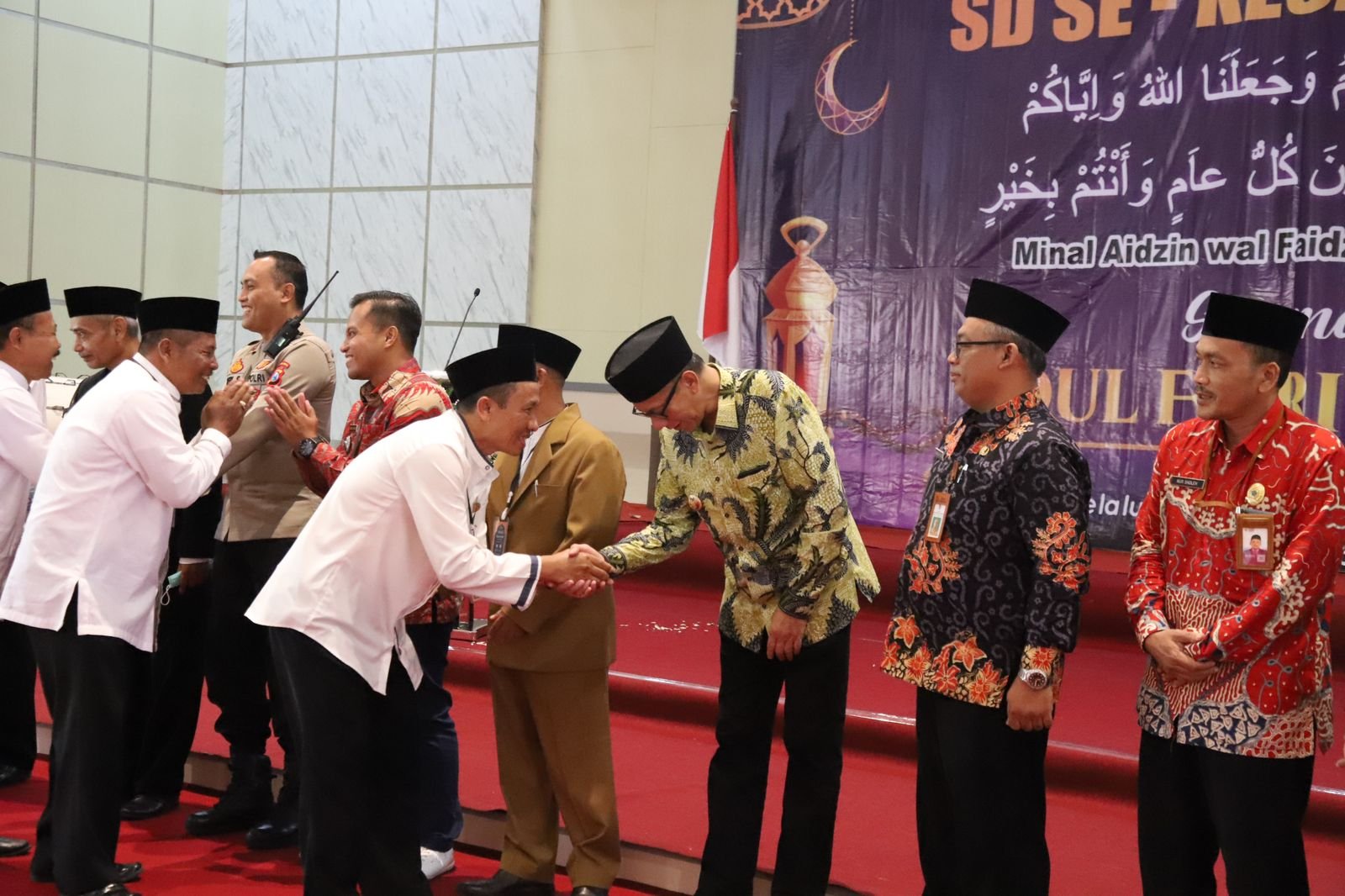 Wabup Jember, MB Firjaun Barlaman, dalam kegiatan Halalbihalal di SD se-Kecamatan Patrang. (Foto: Diskominfo Jember)