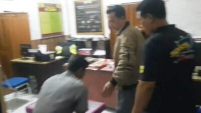 Terduga pelaku Curanmor saat tiba di Mapolsek Umbulsari. (Foto: Humas Polres Jember)