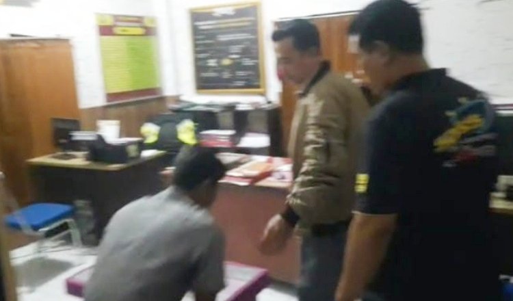 Terduga pelaku Curanmor saat tiba di Mapolsek Umbulsari. (Foto: Humas Polres Jember)