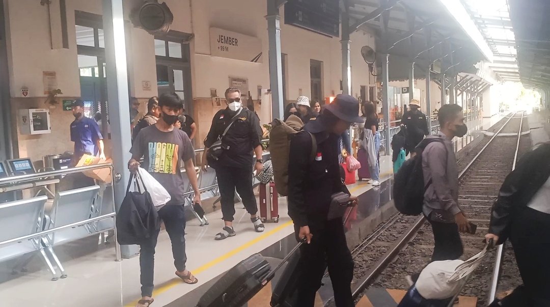Personel Linkrafin hendak menaiki KA Pandalungan di Stasiun Jember. (Foto: Zainul Hasan)