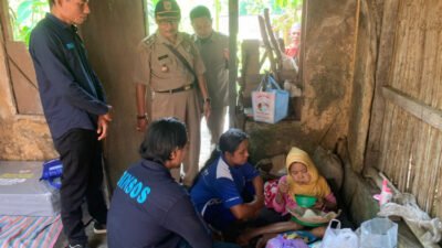 Dinsos Jember saat sambangi Nenek Sati. (Foto: Diskominfo Jember)