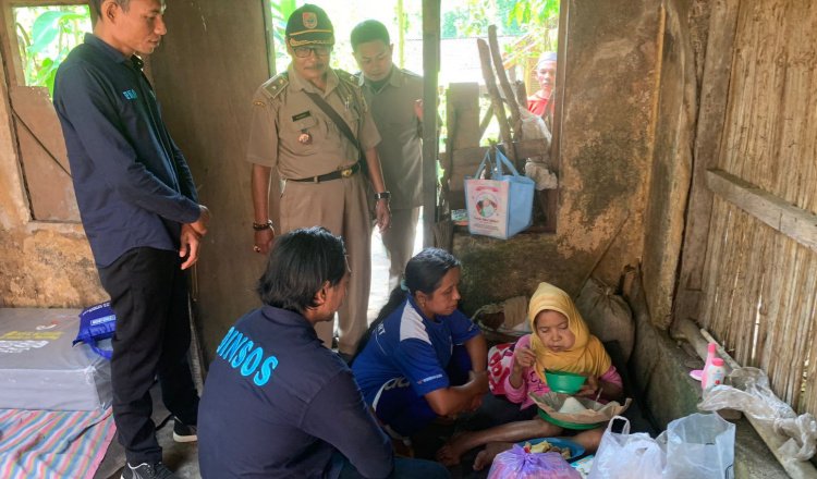 Dinsos Jember saat sambangi Nenek Sati. (Foto: Diskominfo Jember)