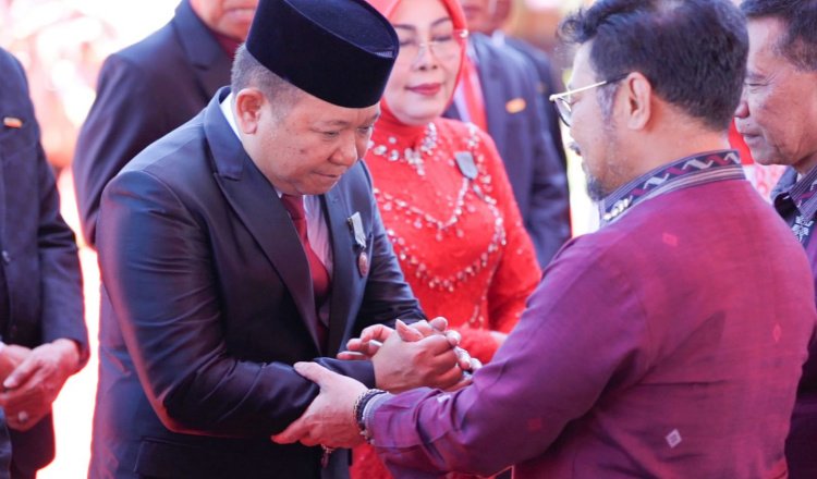 Bupati Jember, Hendy Siswanto, usai menerima penghargaan Satyalancana Wira Karya di PENAS XVI, Sumatera Utara. (Foto: Diskominfo Jember)