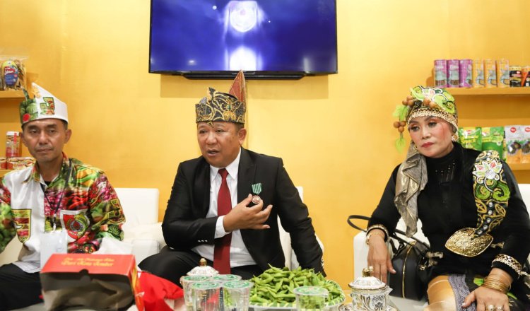 Bupati Jember, Hendy Siswanto, usai menerima penghargaan Satyalancana Wira Karya di Sumatera Utara. (Foto: Diskominfo Jember)