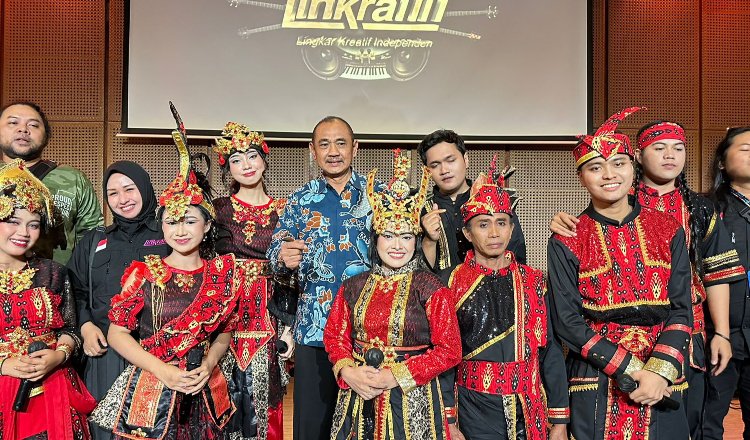 Member Linkrafin foto bersama di Gallery Indonesia Kaya, Grand Indonesia West Mall, Sabtu (10/6/2023). (Foto: Diskominfo Jember)