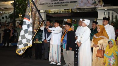 Bupati Jember, Hendy Siswanto, saat melepas CJH 2023 di depan Pendapa Wahyawibawagraha. (Foto: Diskominfo Jember)