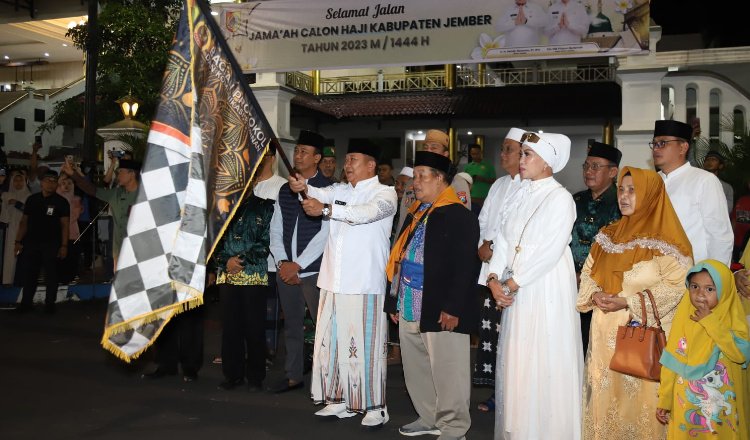 Bupati Jember, Hendy Siswanto, saat melepas CJH 2023 di depan Pendapa Wahyawibawagraha. (Foto: Diskominfo Jember)