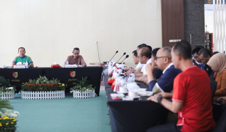 Bupati Jember, Hendy Siswanto, saat memimpin Rakor Si Rambo Pemkab Jember. (Foto: Diskominfo Jember)
