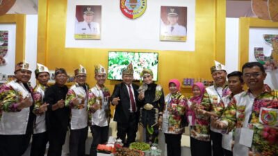 Bupati Jember, Hendy Siswanto, didampingi Ketua TP-PKK, Kasih Fajarini, usai menerima piagam penghargaan di PENAS XVI. (Foto: Diskominfo Jember)