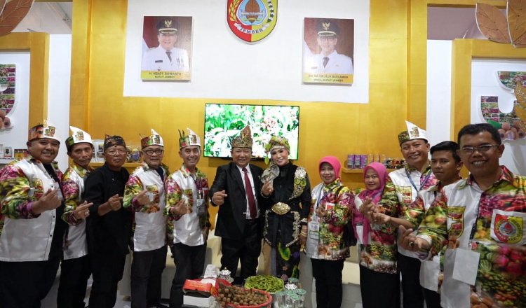 Bupati Jember, Hendy Siswanto, didampingi Ketua TP-PKK, Kasih Fajarini, usai menerima piagam penghargaan di PENAS XVI. (Foto: Diskominfo Jember)