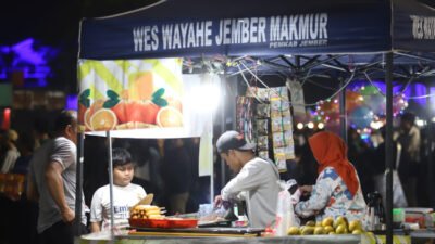 UMKM dalam kegiatan Nobar Indonesia VS Argentina di Alun-alun Jember, Senin (19/6/2023). (Foto: Diskominfo Jember)