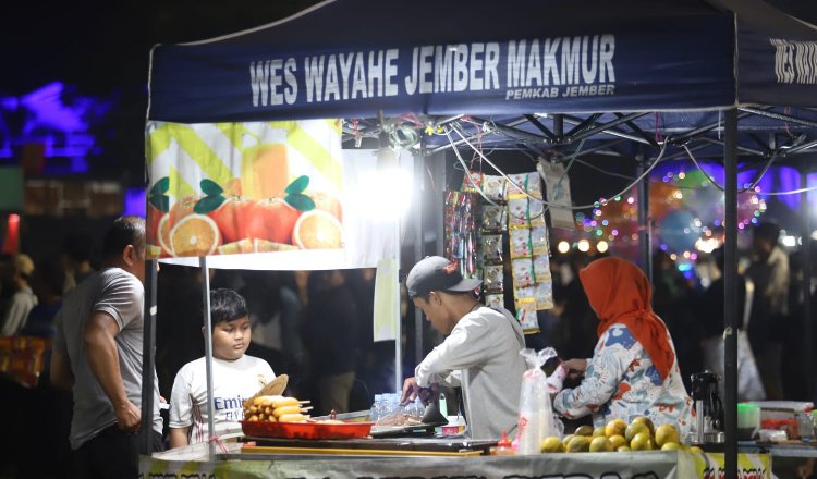 UMKM dalam kegiatan Nobar Indonesia VS Argentina di Alun-alun Jember, Senin (19/6/2023). (Foto: Diskominfo Jember)