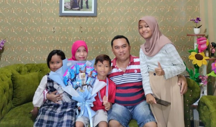 Striker Jirex's Football Academy, Nandito Billi Langit Ibrahim, foto bersama fans asal Kecamatan Patrang. (Foto: Ary Wahyudi - ZONA INDONESIA)