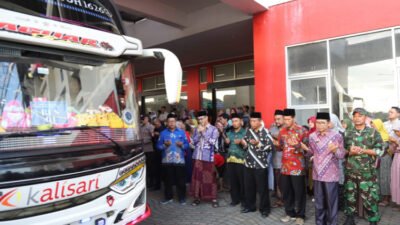 Detik-detik bus calon jemaah haji diberangkatkan dari halaman JSG. (Foto: Diskominfo Jember)