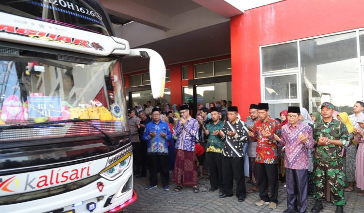 Detik-detik bus calon jemaah haji diberangkatkan dari halaman JSG. (Foto: Diskominfo Jember)