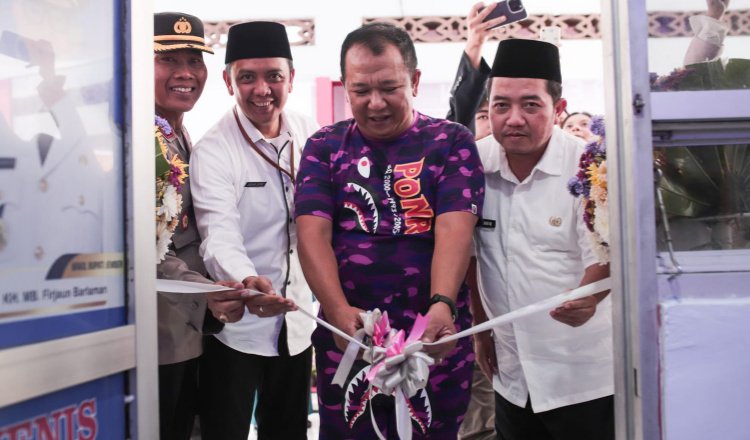 Bupati Jember, Hendy Siswanto, saat meresmikan aplikasi J-SAPA di Kelurahan Wirolegi, Jumat (23/6/2023). (Foto: Diskominfo Jember)