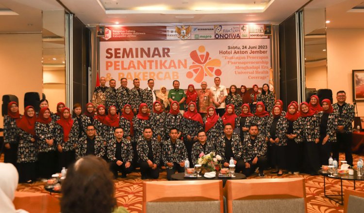 Bupati Jember, Hendy Siswanto, foto bersama PC IAI Kabupaten Jember, Sabtu (24/6/2023). (Foto: Diskominfo Jember - ZONA INDONESIA)