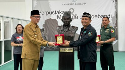 Wakil Bupati Jember, MB Firjaun Barlaman, memberikan cinderamata kepada perwakilan Universitas dr Soebandi, Selasa (27/6/2023). (Foto: Diskominfo Jember)