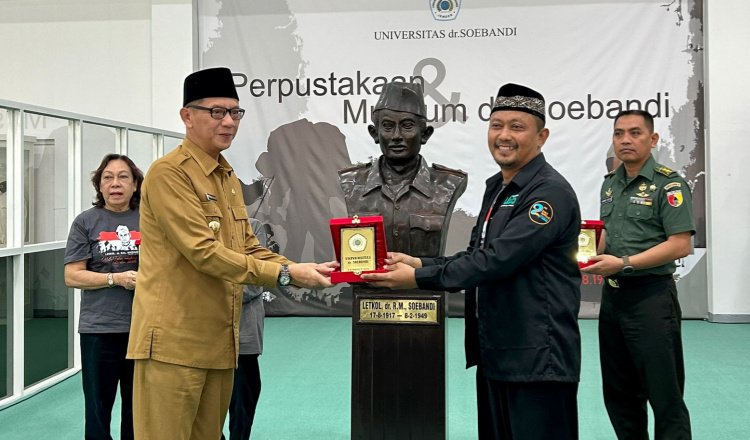 Wakil Bupati Jember, MB Firjaun Barlaman, memberikan cinderamata kepada perwakilan Universitas dr Soebandi, Selasa (27/6/2023). (Foto: Diskominfo Jember)