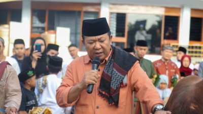 Bupati Jember, Hendy Siswanto, dalam penyerahan sapi kurban di halaman Masjid Jamik Al-Baitul Amien. (Foto: Diskominfo Jember)
