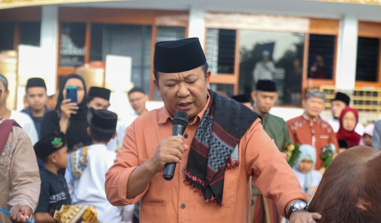 Bupati Jember, Hendy Siswanto, dalam penyerahan sapi kurban di halaman Masjid Jamik Al-Baitul Amien. (Foto: Diskominfo Jember)