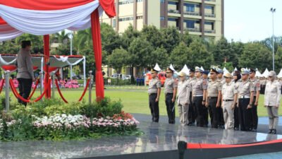 Upacara kenaikan pangkat pada personel dan PNS Polda Jatim, Sabtu (1/7/2023). (Foto: Humas Polres Jember)
