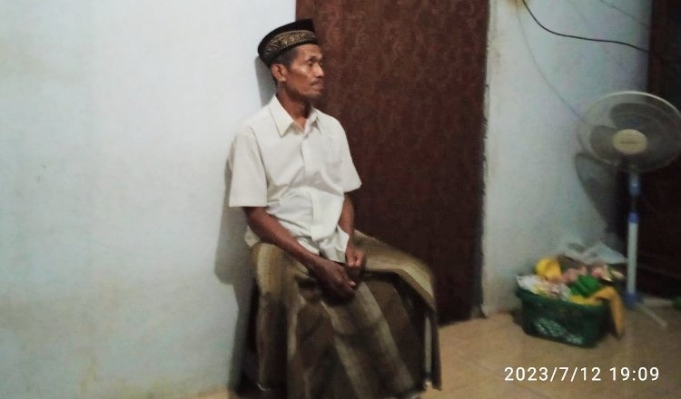 Orangtua Syamsul Arifin, Pak Syahid, saat ditemui tim kreator Brichio.com, Rabu (12/7/2023). (Foto: Tim kreator ZONA INDONESIA)