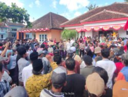 Ratusan Warga Labrak Kantor Kecamatan Umbulsari, Desak Kejari Jember Bebaskan Kades Mundurejo